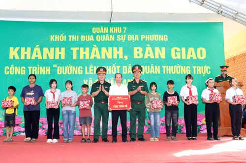 Khối thi đua Quân sự địa phương Quân khu 7 tặng quà học sinh khu vực biên giới