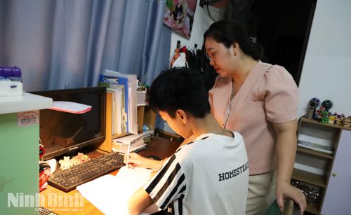 Chị Tuyết cùng con ôn lại kiến thức để chuẩn bị vào năm học mới.