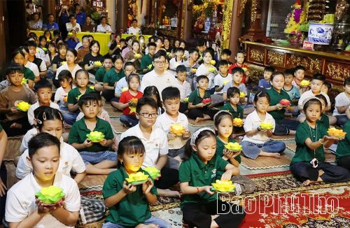 Những hoa đăng lung linh không chỉ làm cho không gian đêm Vu Lan thêm ấm áp, mà còn gửi gắm những ước nguyện tốt đẹp về tình thân, lòng biết ơn và sự bình an dành cho cha mẹ, ông bà và những người thân yêu.