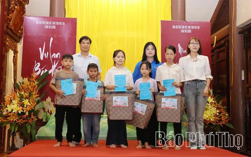 Trong chương trình, Ban Chấp hành Đoàn xã Hy Cương trao tặng những phần quà đến các em học sinh có hoàn cảnh khó khăn nhằm "Tiếp bước cho em đến trường".