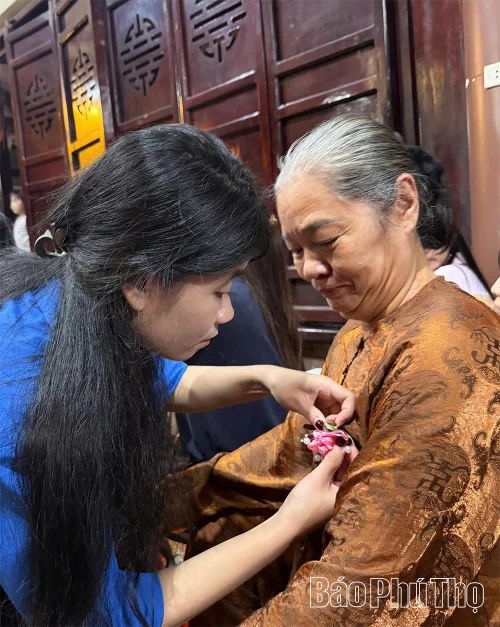 Với những ai không còn đủ đầy cha mẹ bên mình, đó là sự tưởng nhớ và biết ơn đối với những người đã dành trọn tình yêu thương cho mình.
