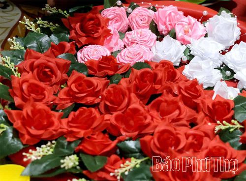 Những đóa hoa hồng màu đỏ, màu hồng và màu trắng trong mùa Vu Lan, mỗi sắc hoa mang một ý nghĩa riêng, thể hiện tình yêu thương, lòng biết ơn và sự tưởng nhớ đối với đấng sinh thành.