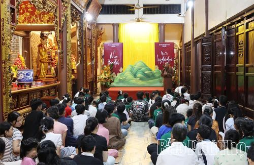Các em nhỏ và phụ huynh tham dự Lễ Vu Lan tại chùa Am Đường, xã Hy Cương.