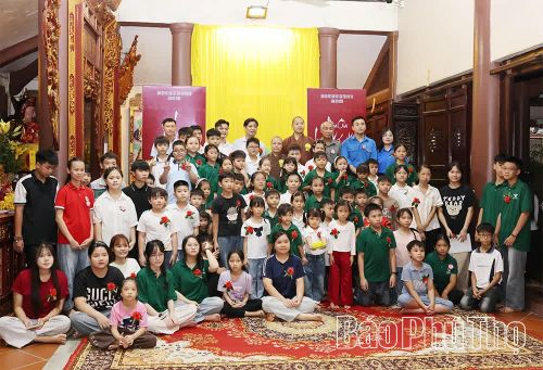 Mùa Vu Lan không chỉ là mùa của những nghi lễ, mà còn là dịp để mỗi người lắng lại, nhìn về gia đình và nhận ra giá trị của tình thân. Với các em nhỏ, một ngày được nói lời yêu thương với cha mẹ cũng là một bài học giản dị mà sâu sắc về lòng biết ơn, để những giá trị tốt đẹp của đạo hiếu tiếp tục được vun đắp và lan tỏa trong cuộc sống.