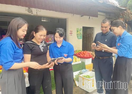 Đoàn viên thanh niên xã Văn Lang hướng dẫn hộ kinh doanh sử dụng tiện ích số, hỗ trợ quảng bá, tiêu thụ sản phẩm và phát triển kinh tế nông thôn.