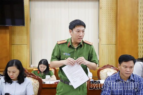 Lãnh đạo Công an phường Hòa Bình báo cáo tại hội nghị.