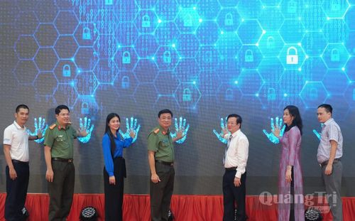 Sở Giáo dục-Đào tạo phối hợp với Công an tỉnh phát động Chiến dịch “Không một mình” – “Cùng nhau an toàn trực tuyến” - Ảnh: M.H