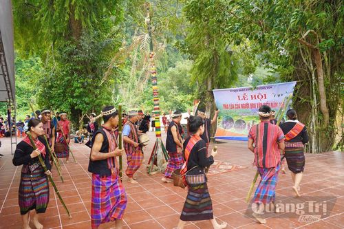 Người dân tham gia các trò chơi dân gian truyền thống - Ảnh: Đ.T