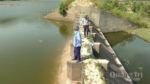 Nhiều hồ chứa nhỏ do UBND cấp xã và các tổ chức thủy lợi cơ sở quản lý hiện phần lớn các hồ đã được xây dựng từ lâu, ảnh hưởng đến an toàn hồ chứa - Ảnh: Q.V