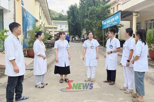 Đoàn viên Công đoàn cơ sở Bệnh viện Đa khoa khu vực Thuận Châu trao đổi ý kiến.