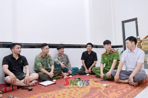Công an xã Nậm Lầu tuyên truyền, phổ biến pháp luật cho nhân dân bản Phạ