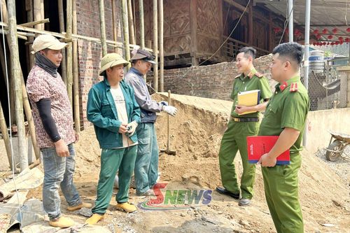 Công an xã Nậm Lầu tuần tra địa bàn.