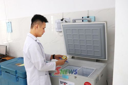 Tủ bảo quản vắc xin của Trạm y tế xã Chiềng Khoong.