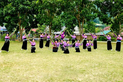 Câu lạc bộ Dân ca, dân vũ dân tộc Mường bản Thải, xã Mường Cơi biểu diễn văn nghệ
