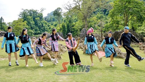 Du khách học điệu múa khèn của đồng bào dân tộc Mông