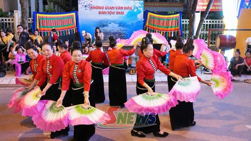 Câu lạc bộ Văn hóa Thái Tổ 4 Chậu Cọ, phường Chiềng Cơi biểu diễn điệu múa quạt