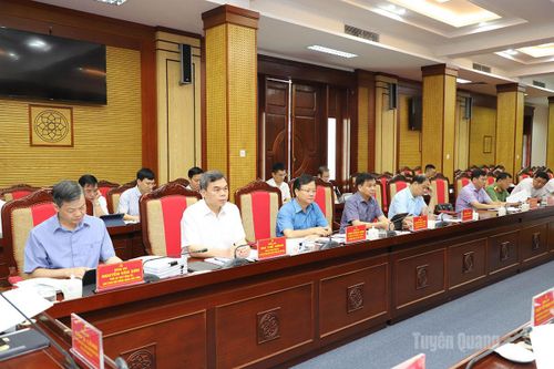 Các đồng chí Thường trực Tỉnh ủy, Ủy viên Ban Thường vụ Tỉnh ủy dự phiên họp.