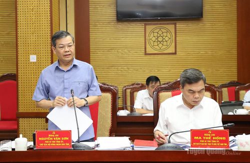Phó Bí thư Tỉnh ủy, Chủ tịch HĐND tỉnh Nguyễn Văn Sơn phát biểu tại phiên họp.