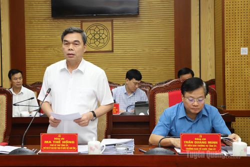Phó Bí thư Tỉnh ủy, Chủ tịch Ủy ban MTTQ tỉnh Ma Thế Hồng phát biểu tại phiên họp.