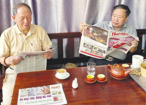 Cán bộ lão thành được nhận Báo Huế ngày nay mỗi ngày. Ảnh: Quảng Hùng