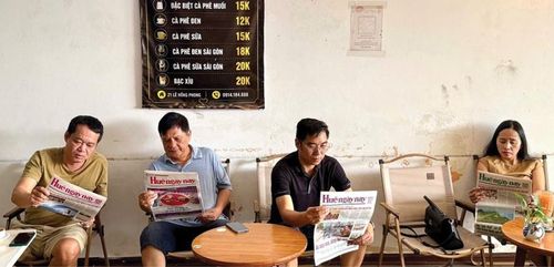 Đọc báo in vẫn là thói quen, nhu cầu không thể thiếu đối với nhiều người. Ảnh: Quảng Hùng