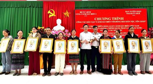 Trao tặng ảnh Bác Hồ cho các gia đình đồng bào dân tộc thiểu số có hoàn cảnh khó khăn.