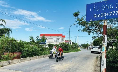Người dân phản ánh tình trạng TL 4B, đoạn từ cầu Mỹ Xá đến cầu Ông Dụ và khu vực đập tràn Thủ Lễ thường xuyên ngập úng vào mùa mưa.