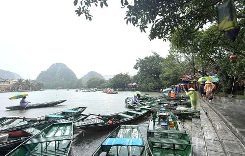 Chủ động tạm dừng các hoạt động du lịch trong thời điểm mưa lớn, nước sông dâng cao và biển động nhằm hạn chế nguy cơ mất an toàn, bảo vệ tính mạng và tài sản của du khách, người lao động.