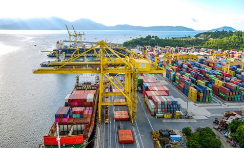 Năng lực khai thác đến 12 triệu tấn/năm. Thống kê, 6 tháng đầu năm 2026, Cảng Đà Nẵng đạt doanh thu bằng 52,3% kế hoạch năm. Trong đó tổng sản lượng hàng hóa thông qua cảng đạt hơn 8,1 triệu tấn, tăng 11% so với cùng kỳ năm 2025; mặt hàng container tiếp tục giữ vững vị thế chủ lực, hoàn thành hơn 50% kế hoạch năm.