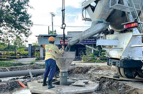 Công nhân đang thi công đường tỉnh 917.