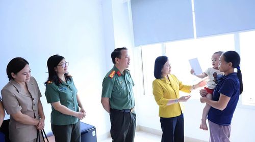 Lãnh đạo Tỉnh ủy và Công an tỉnh Lạng Sơn thăm hỏi, động viên người dân.