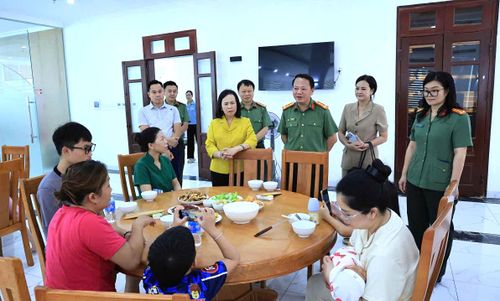 Người dân được hỗ trợ ăn, nghỉ miễn phí tại nhà khách của Công an tỉnh Lạng Sơn.