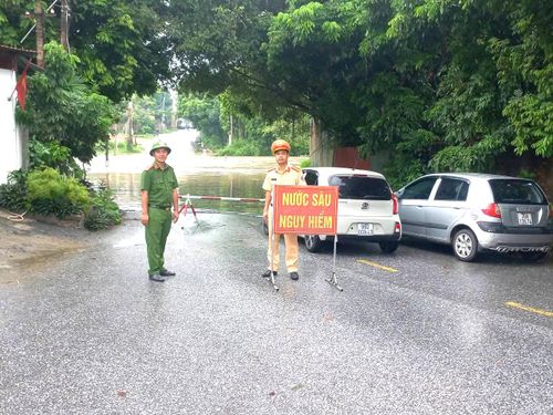 Công an xã Bình Xuyên phối hợp với Phòng Cảnh sát giao thông và lực lượng tham gia bảo vệ an ninh, trật tự ở cơ sở tổ chức rào chắn, phân luồng tại cầu Công Binh; đồng thời tuyên truyền, hướng dẫn người dân không cố tình vượt qua khu vực đã được cảnh báo.