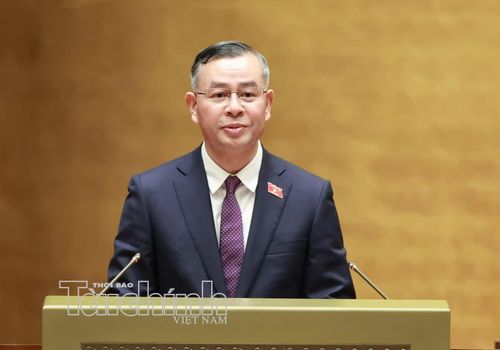 Bộ trưởng Bộ Tài chính Ngô Văn Tuấn trình bày báo cáo tại phiên họp. Ảnh: Đức Thanh
