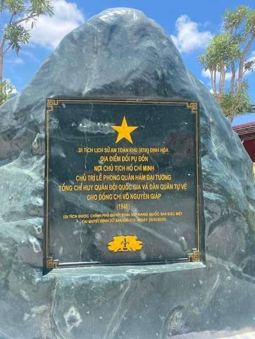 Khối đá khắc tên công trình. Ảnh: Thành Đô.