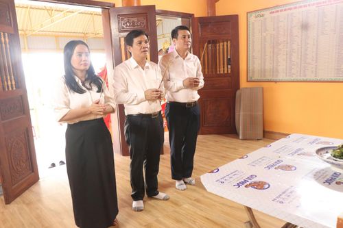 Hai ảnh trên: Lãnh đạo xã Lộc Hà tặng hoa chúc mừng và thắp hương đền Hồng Thịnh ↵