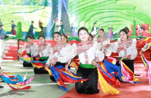Chương trình nghệ thuật đặc biệt với chủ đề “Sa Pa-Thu về trên miền di sản”. Ảnh: UBND phường Sa Pa