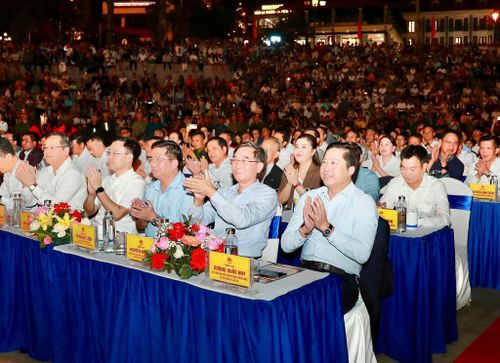 Các đại biểu tham dự lễ khai mạc. Ảnh: UBND phường Sa Pa