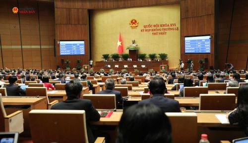 Quốc hội biểu quyết thông qua Nghị quyết về việc tách Dự án điện hạt nhân Ninh Thuận thành các dự án độc lập. Ảnh: Khánh Duy