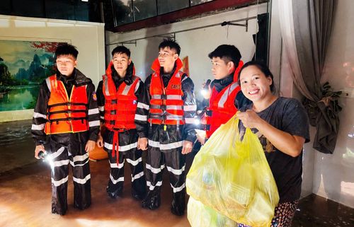 Chị Mai Hương (phường Lương Văn Tri) xúc động nhận quà và cơm từ các chiến sĩ. Ảnh nhân vật cung cấp