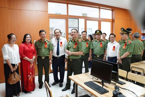 Các đại biểu tham quan thư viện thông minh tại Trường Văn hóa CAND IV