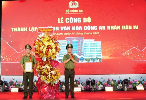 Thứ trưởng Bộ Công an, Thượng tướng Phạm Thế Tùng trao Quyết định của Bộ Công an về việc bổ sung Trường Văn hóa CAND IV vào tổ chức bộ máy Công an tỉnh Tây Ninh