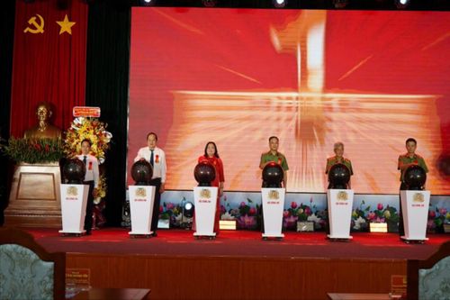Các đại biểu thực hiện nghi thức khai bút mở trường