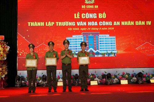 Thượng tướng Phạm Thế Tùng trao tặng Bằng khen của Bộ trưởng Bộ Công an tặng cho 3 cá nhân có thành tích xuất sắc trong công tác xây dựng Trường Văn hóa CAND IV