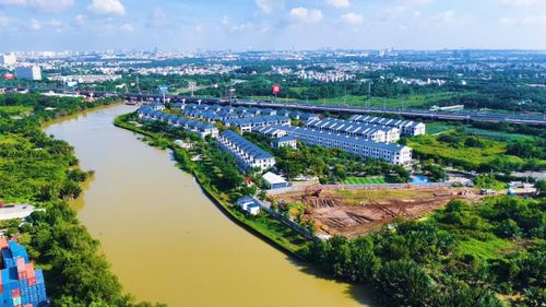 Tropic Tower nằm trong cụm dự án Tropic Riverside cận sông Rạch Chiếc và liền kề cao tốc TP.HCM - Long Thành (Ảnh: Novaland)