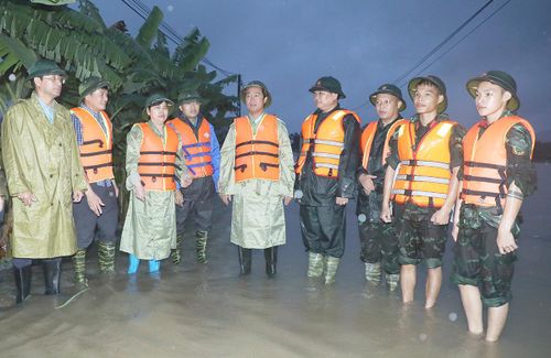 Phó Chủ tịch Thường trực HĐND tỉnh Trần Thị Hằng (thứ 3 bên trái) và Phó Chủ tịch UBND tỉnh Lê Xuân Lợi (thứ 5 bên phải) kiểm tra tình hình úng ngập tại thôn Phan Thịnh, xã Kép.