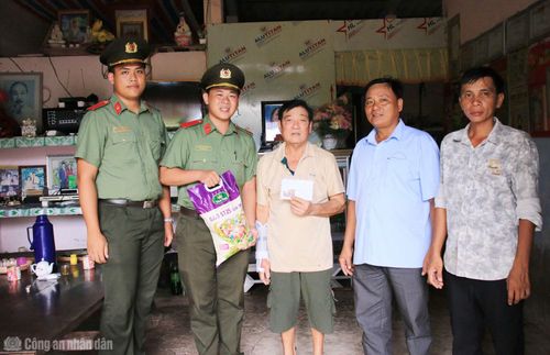 Học viên Trường Đại học ANND cùng chính quyền địa phương hoạt động an sinh xã hội, chung sức vì cộng đồng.