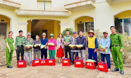 Công an xã Tuy An Bắc trao tặng quà cho người dân địa phương.