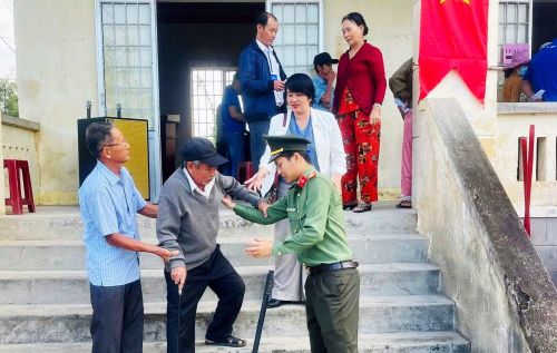 CBCS Công an xã Tuy An Bắc hỗ trợ người già yếu tại công sở.