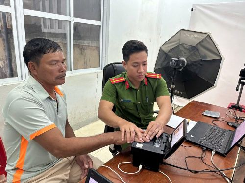 Cán bộ Công an xã Tuy An Bắc định danh điện tử cho người dân.